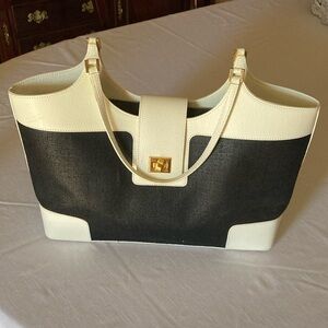 This is a late 90’s vintage Rafé bag.